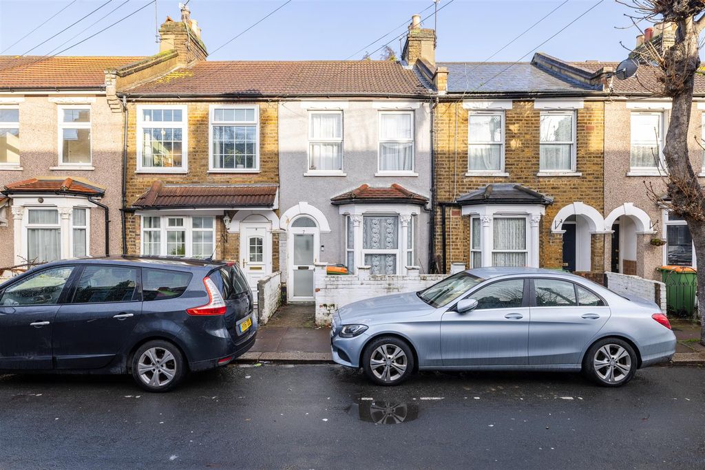 Property photo 1 of 14 Worcester Road E12