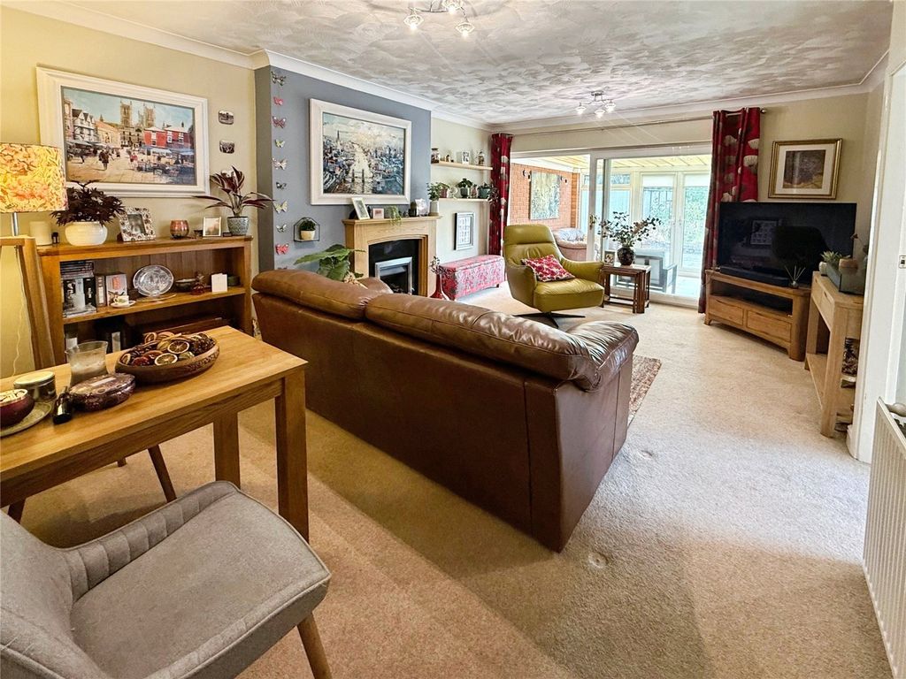 Property photo 2 of 17 Lounge