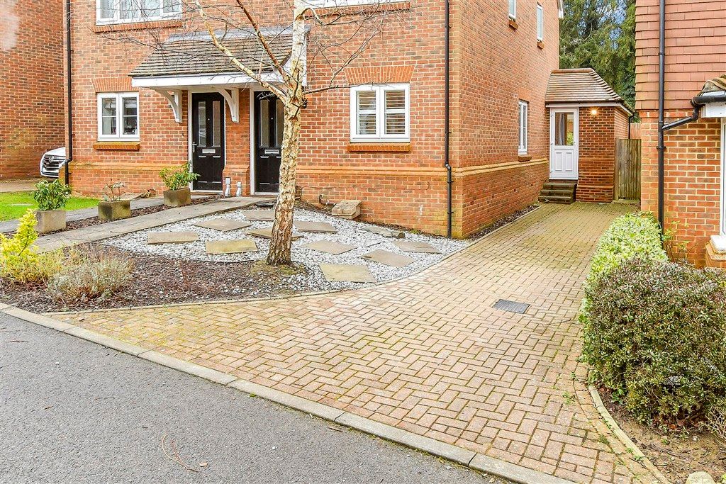 Property photo 2 of 15 Driveway Parking