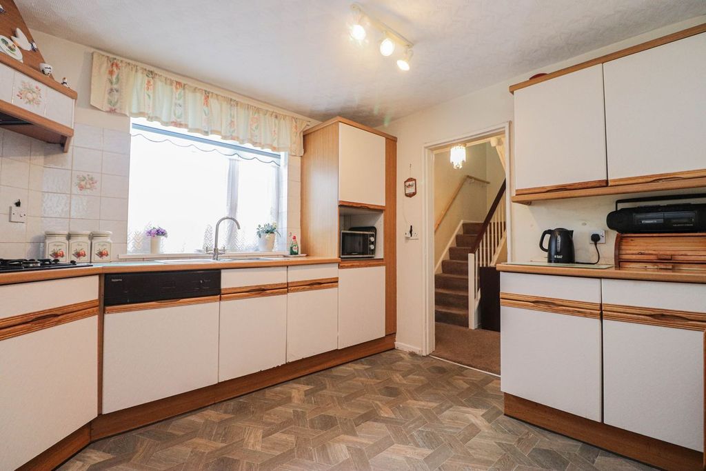 Property photo 3 of 17 Kitchen