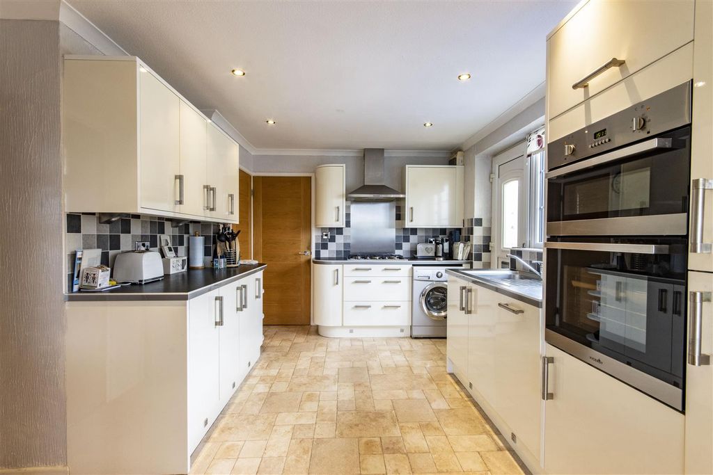 Property photo 2 of 11 Kitchen