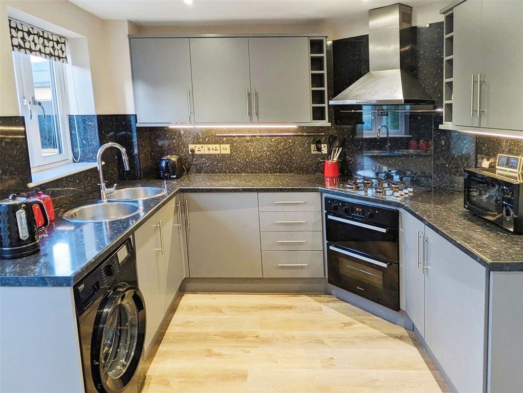 Property photo 3 of 10 Dining Kitchen