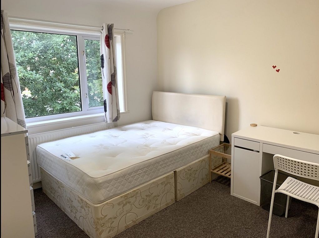 Property photo 1 of 22 Bright And Tidy Double Bedroom Featuring A Comfort...