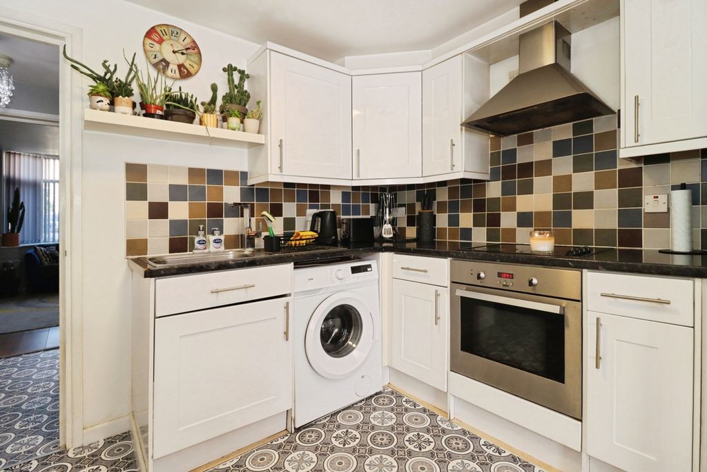 Property photo 3 of 18 Kitchen