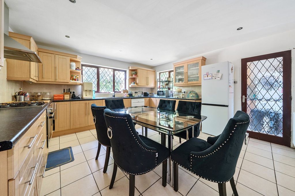 Property photo 2 of 20