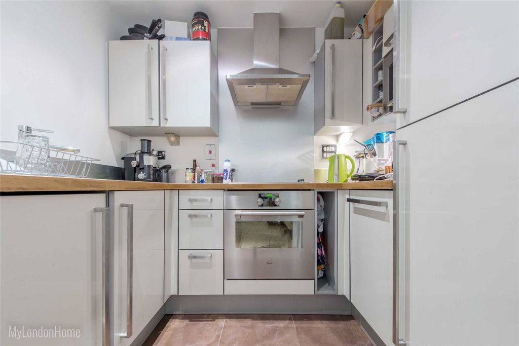 Property photo 2 of 10 Kitchen