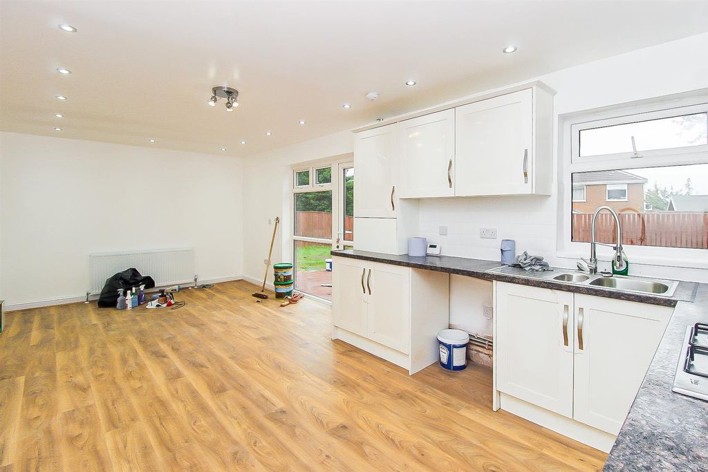Property photo 3 of 10 Kitchen/Dining Room
