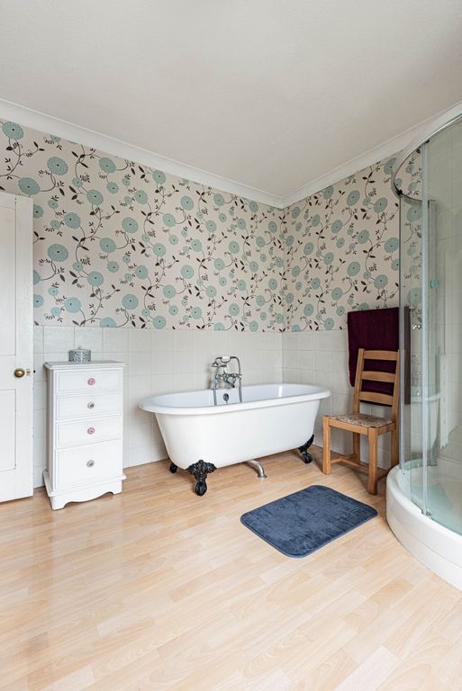 Property photo 3 of 34 Bathroom W.C (1)