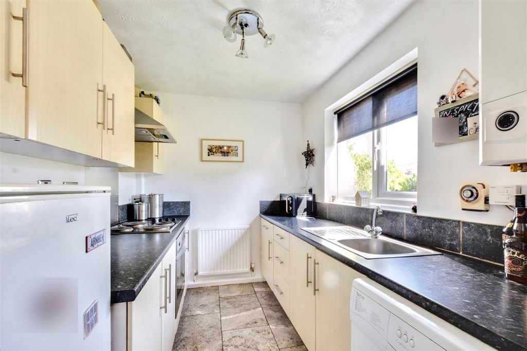 Property photo 3 of 19 Kitchen
