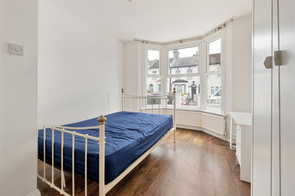 Property photo 2 of 25 Etchingham Road, E15