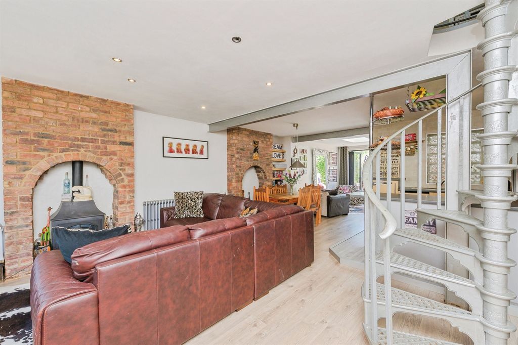 Property photo 2 of 31
