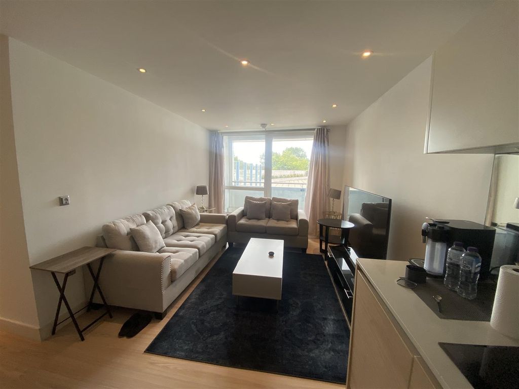 Property photo 2 of 12 Gunwharf Lounge.Jpeg