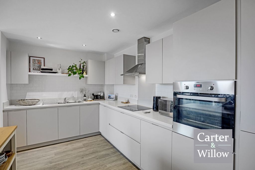 3 bed flat for salePedley House, Ripplegate Walk, Barking IG11 photo 5