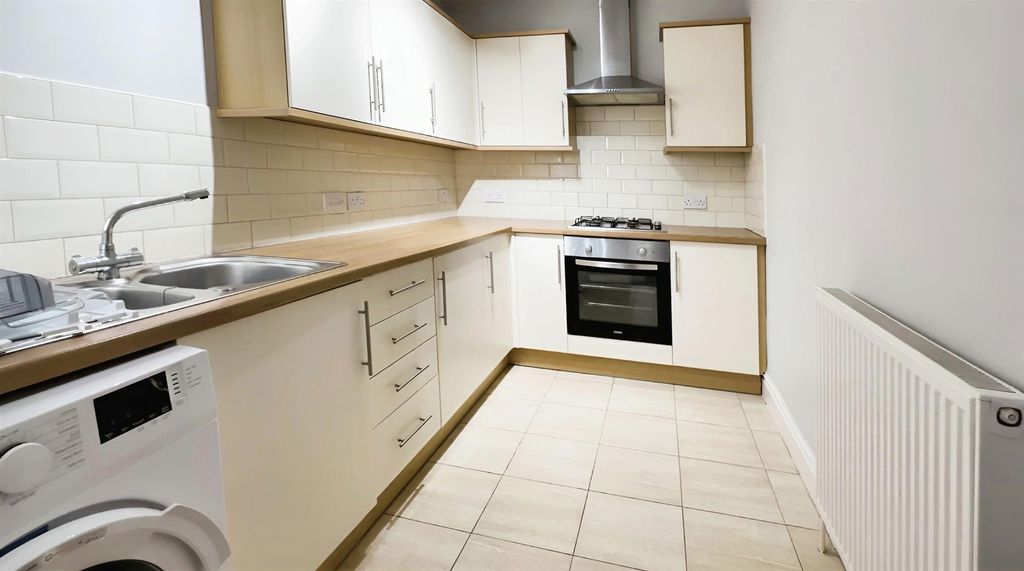 Property photo 3 of 9 Kitchen