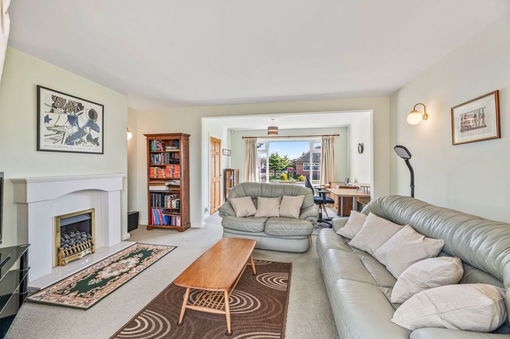 Property photo 2 of 20 Lounge