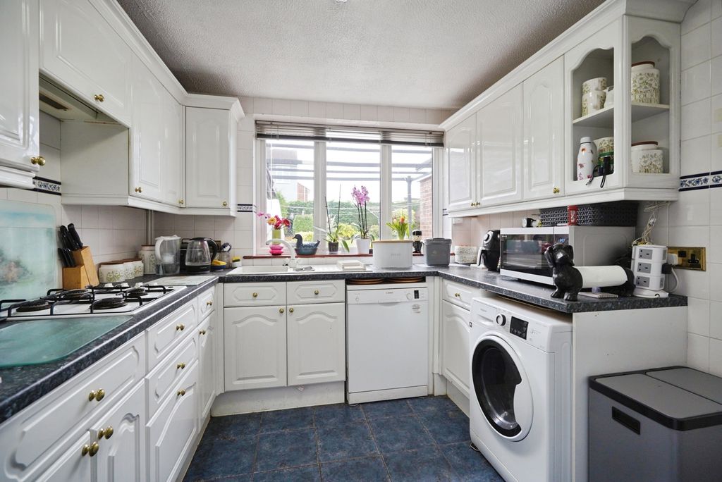 Property photo 3 of 19 Kitchen