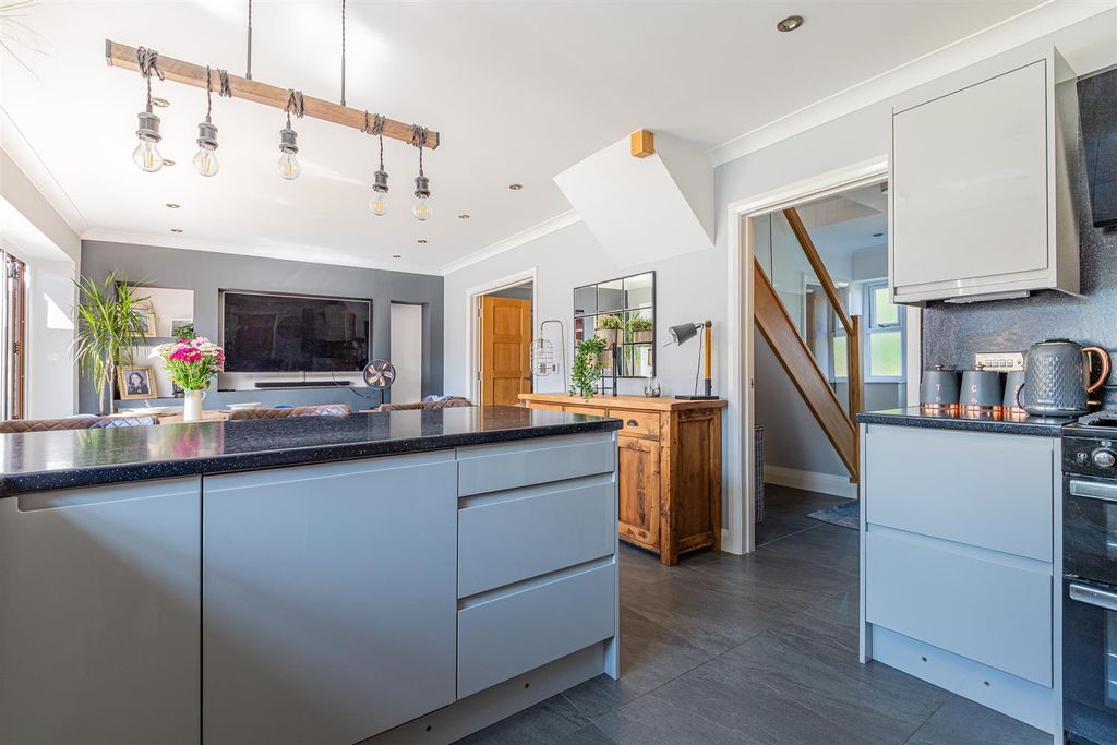 Property photo 3 of 25 Mountain Road 10-34.Jpg