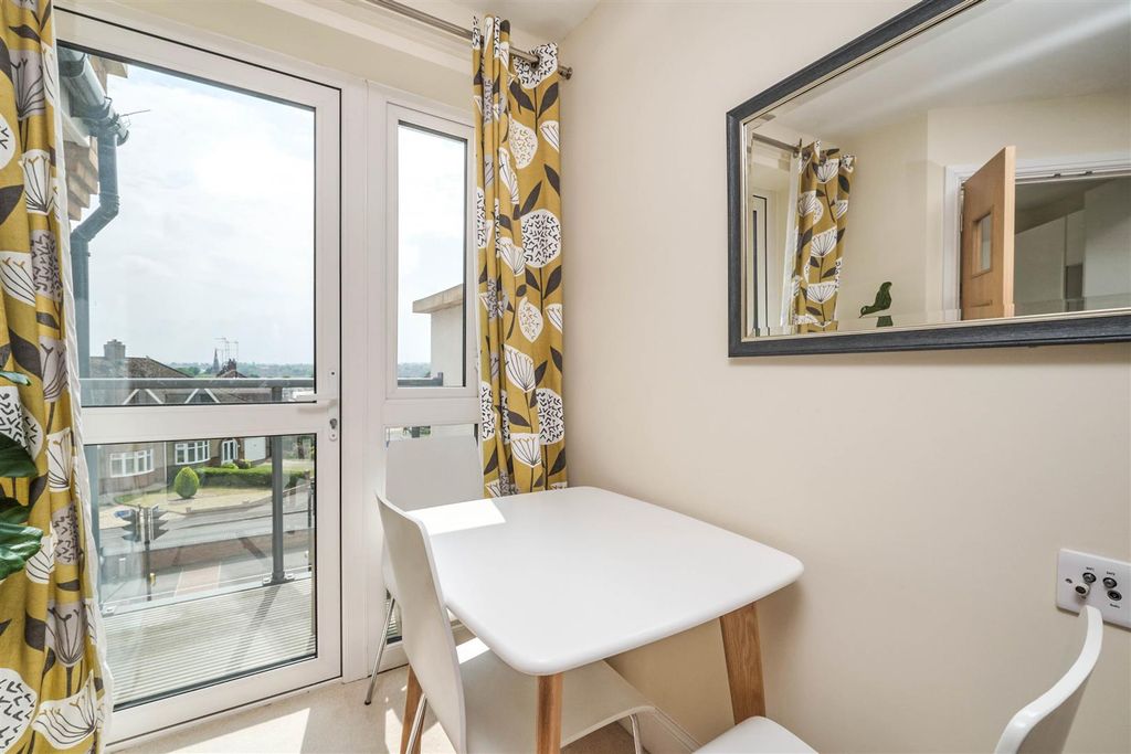Property photo 3 of 14 E06206c2-d078-48A8-A803-Ad7853A9c178.Jpg