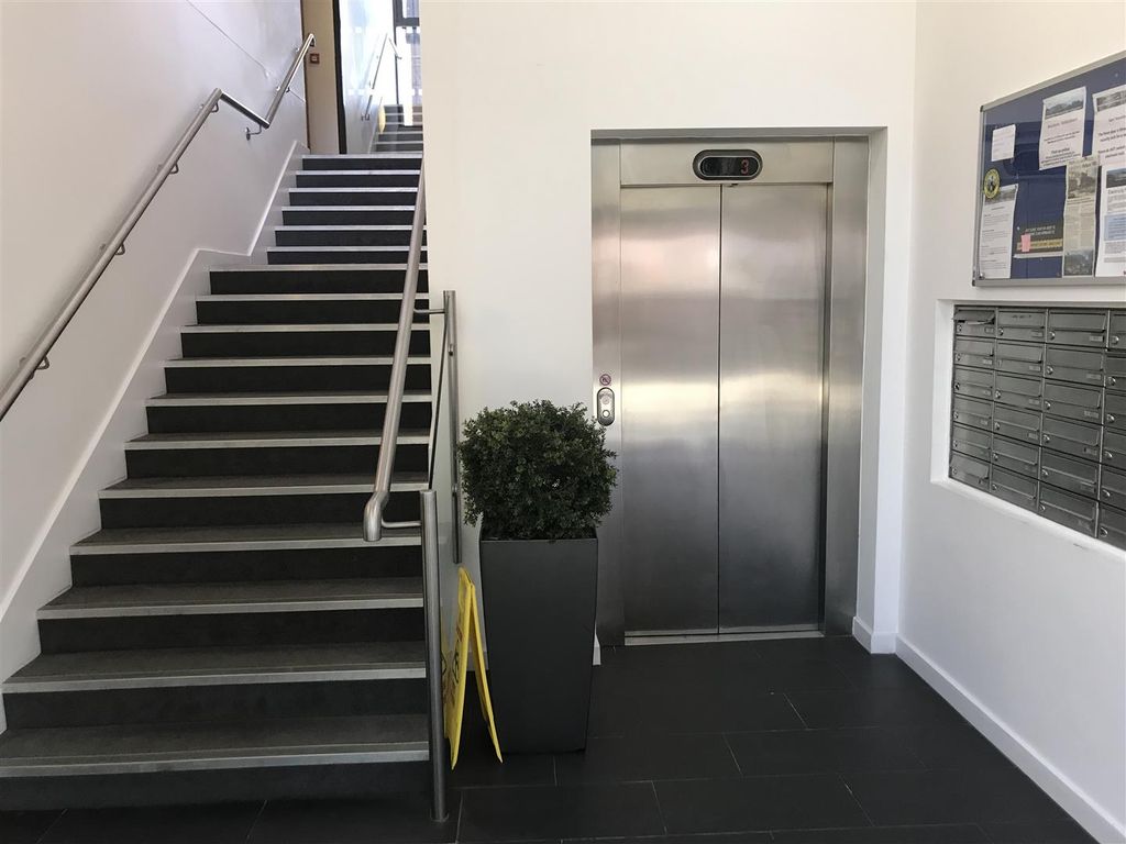 Property photo 3 of 10 Entrance 