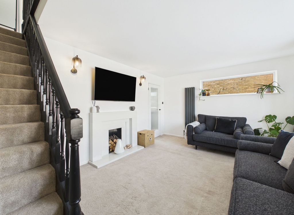 Property photo 3 of 23 Lounge