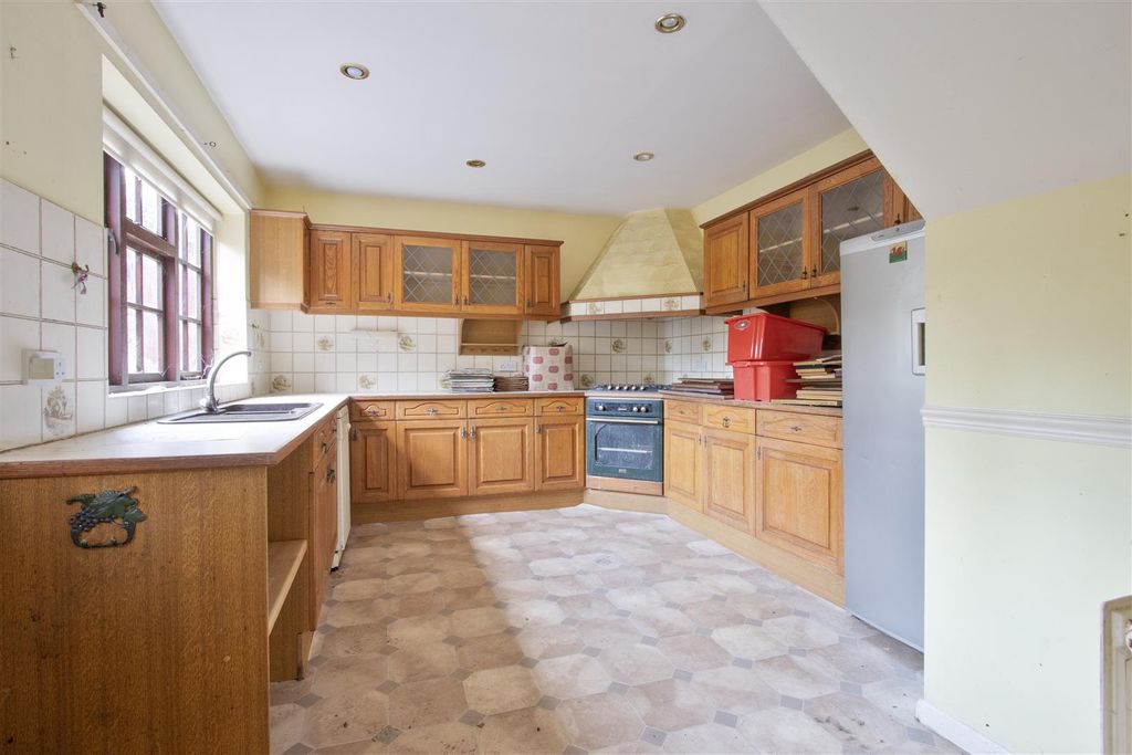 Property photo 3 of 12 Kitchen