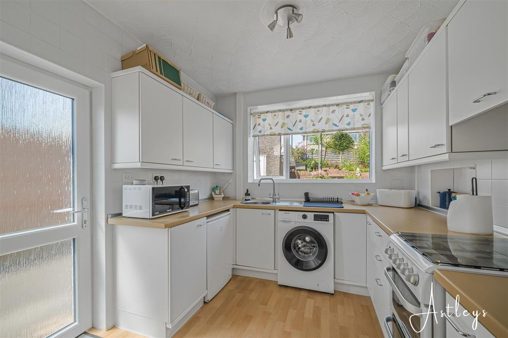 Property photo 3 of 21 Kitchen