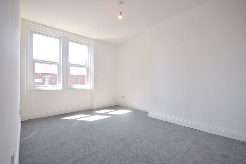 Property photo 3 of 6 Lounge