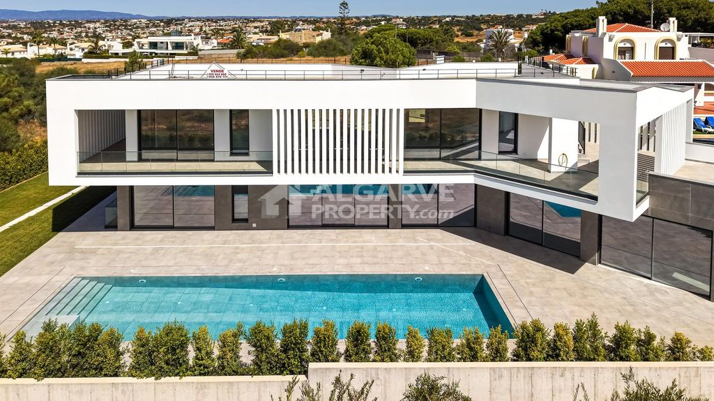 Property photo 1 of 62 Stunning 4 Bedroom Villa Close To The Beach In Galé, Algarve