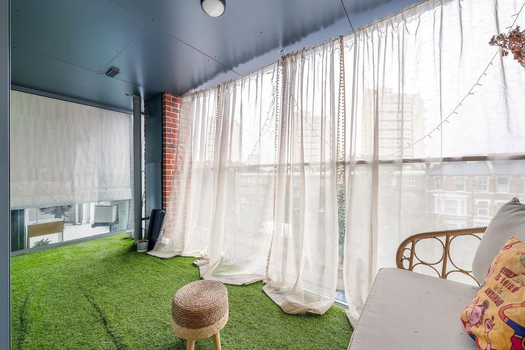 Property photo 3 of 17 Winter Garden.Jpg