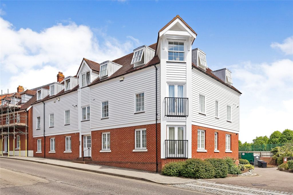 3 bed flat for sale St Stephen's