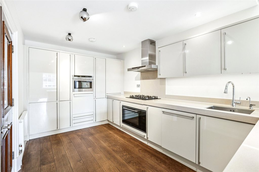 Property photo 3 of 10 Kitchen