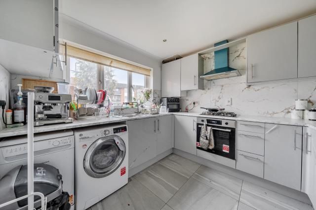 Property photo 3 of 25 Kitchen