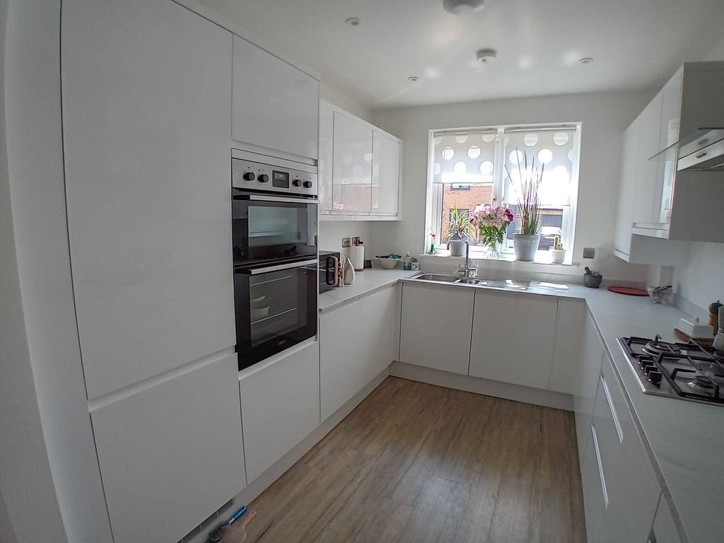Property photo 3 of 10 Kitchen