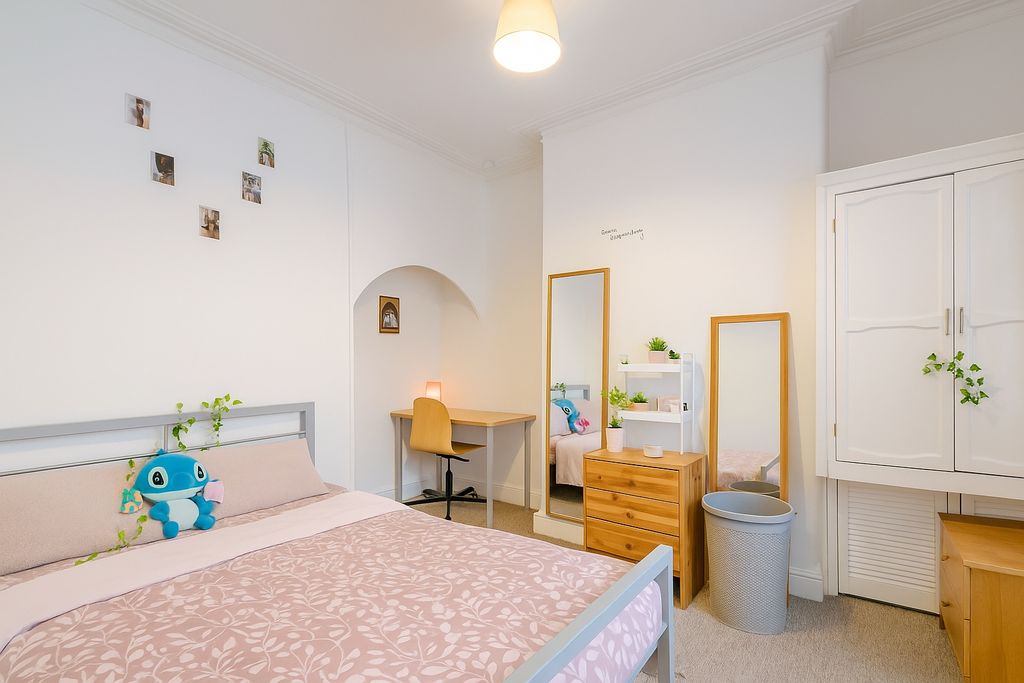 Property photo 3 of 6 A Cozy Double Bedroom Featuring A Comfortable Bed ...
