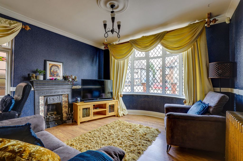 Property photo 2 of 33