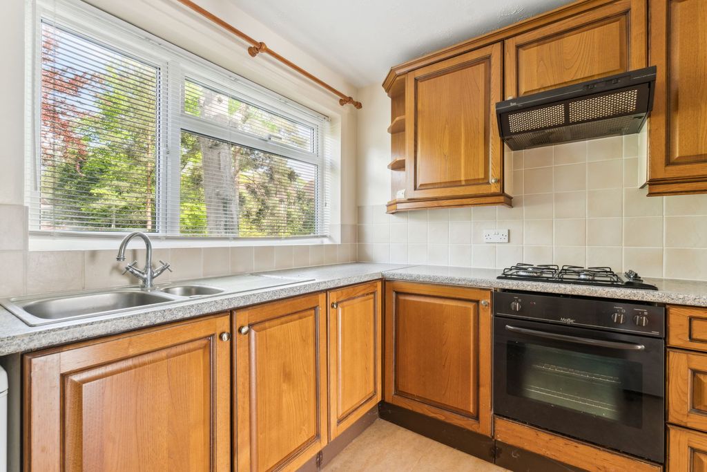 Property photo 3 of 10 Kitchen