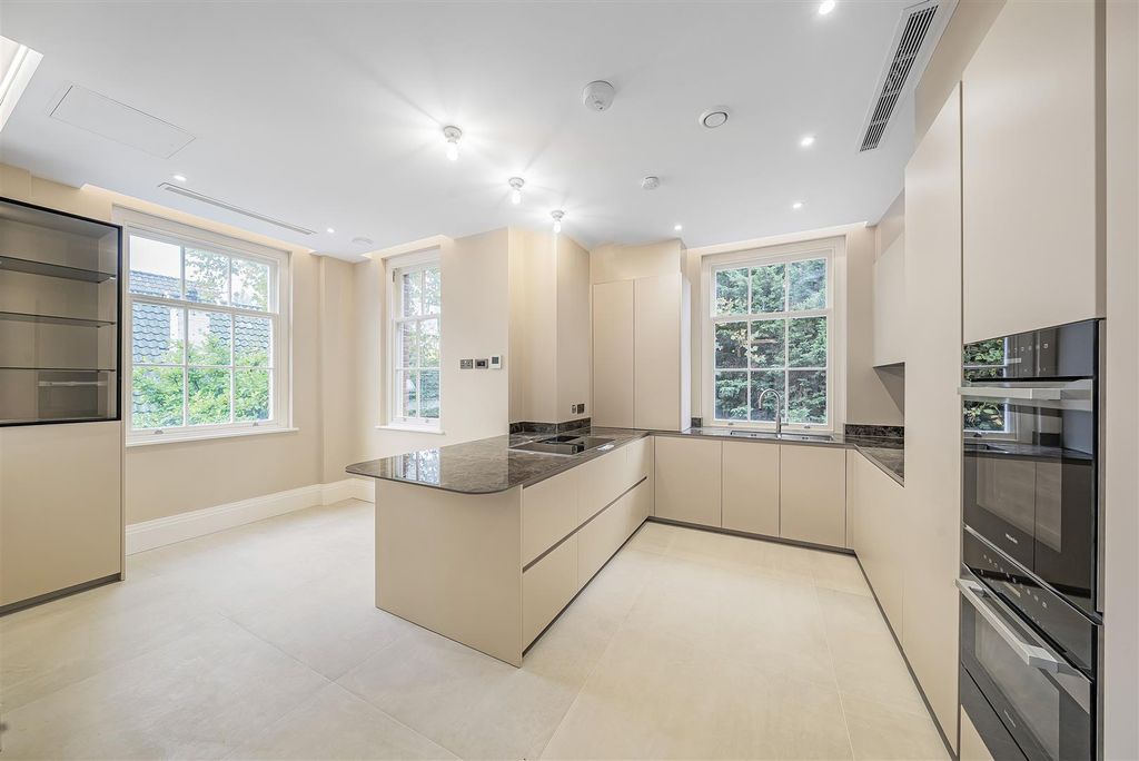 Property photo 2 of 10 Flat4,28Thebishops_ (3).Jpg