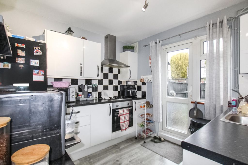 Property photo 3 of 7 Kitchen