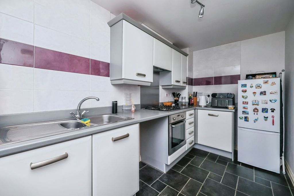 Property photo 2 of 8 Kitchen