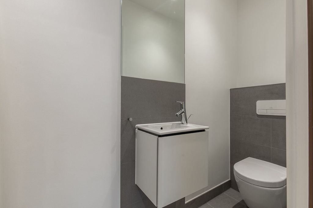 Property photo 1 of 17 Bathroom