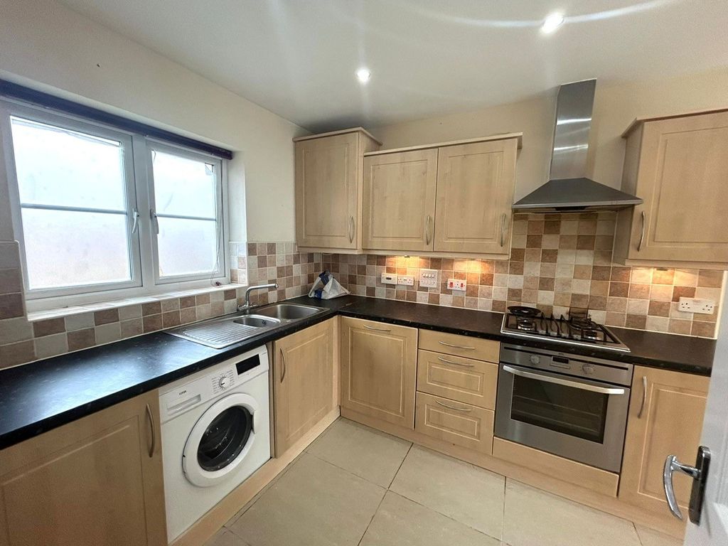 Property photo 3 of 9 Kitchen