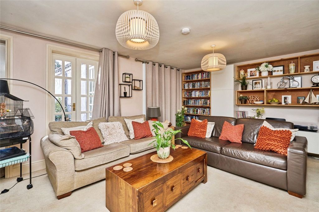 Property photo 2 of 20 Lounge