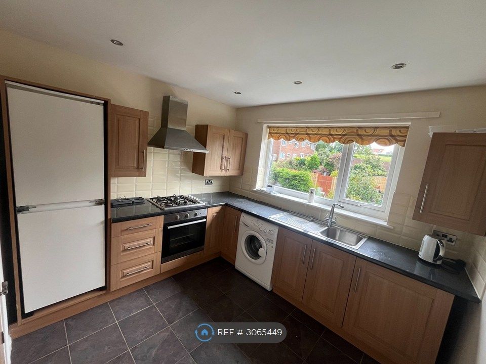 Property photo 3 of 9 Kitchen