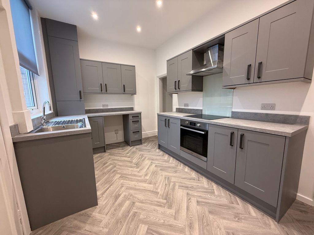 Property photo 1 of 8 Kitchen