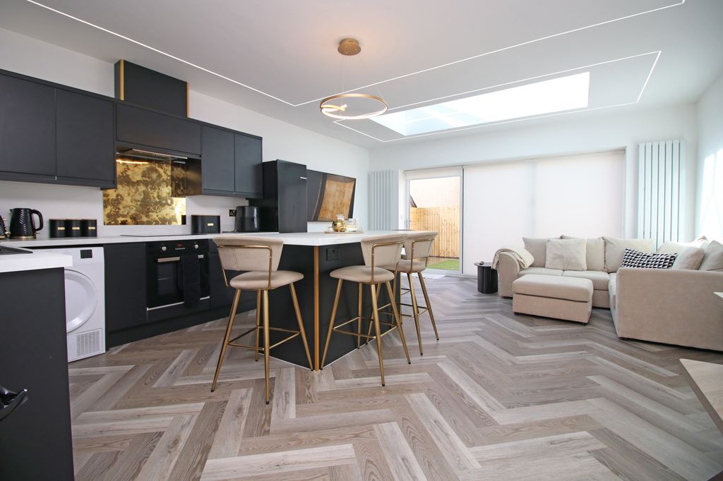 Property photo 3 of 21