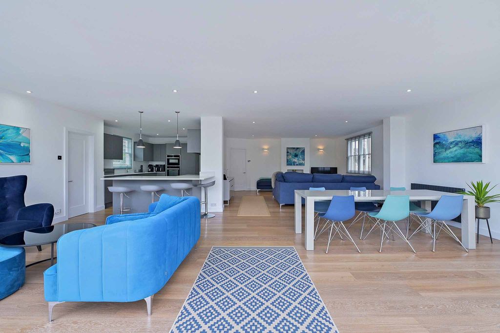 Property photo 2 of 20 Kitchen/Breakfast