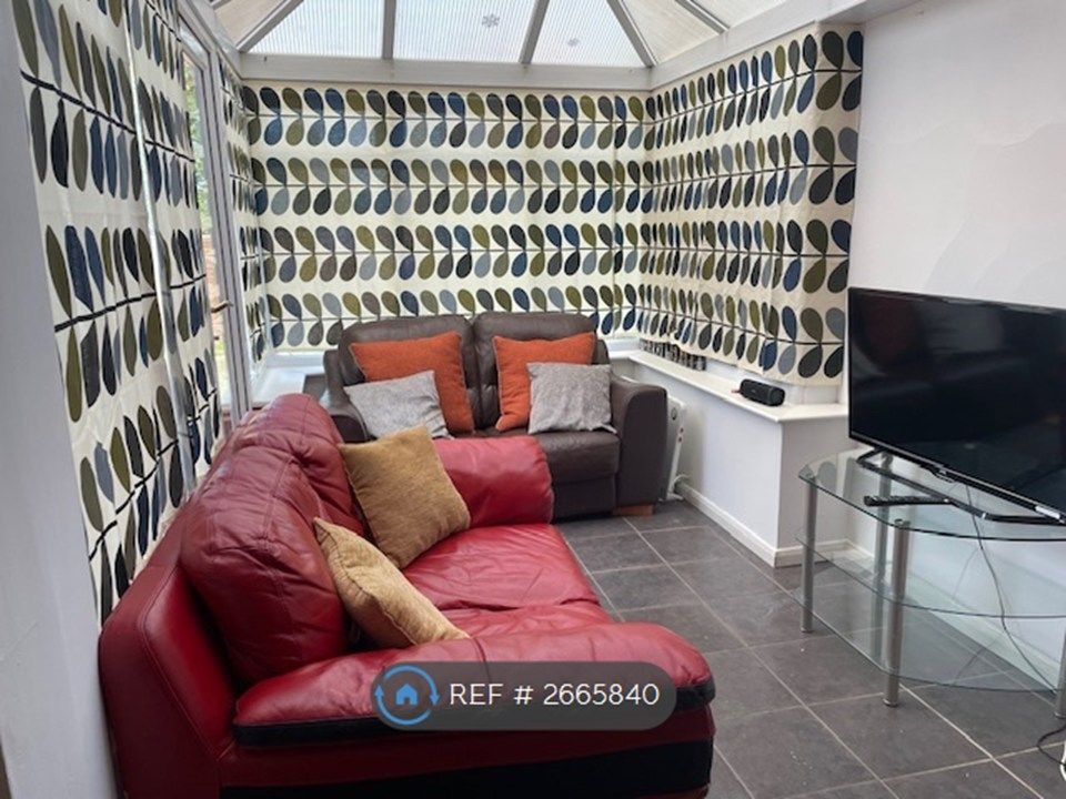 Property photo 2 of 12 Lounge / Conservatory