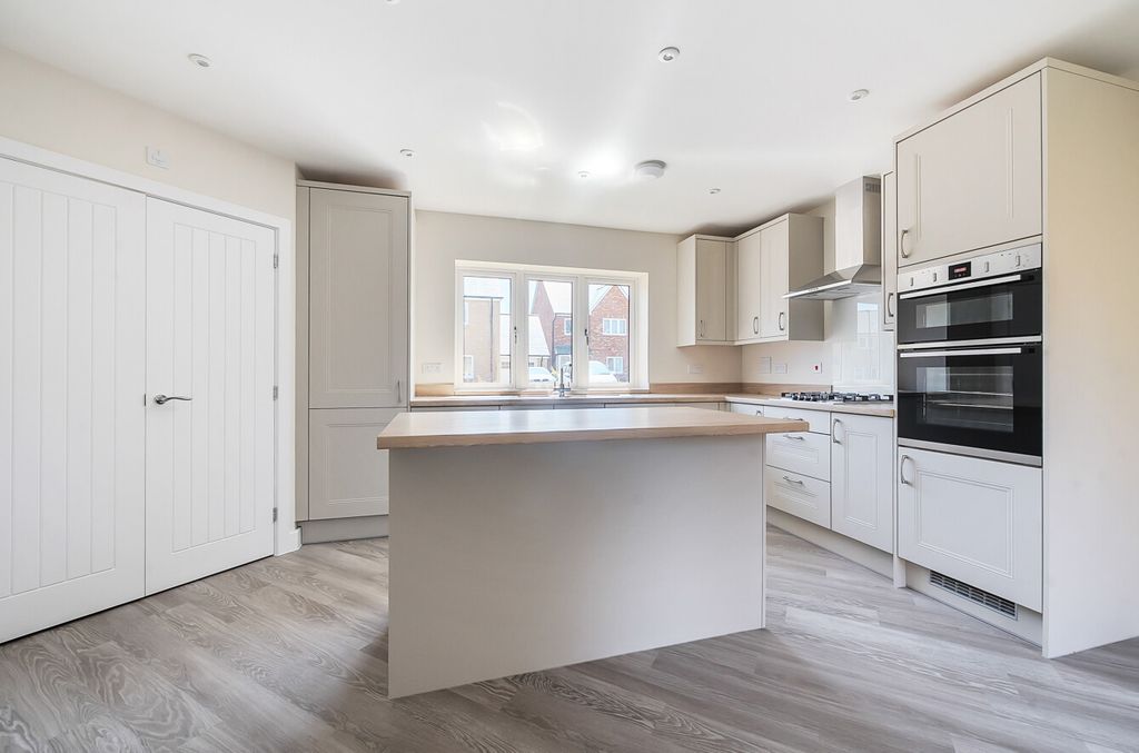 Property photo 2 of 13 1318431-1-6867E27...