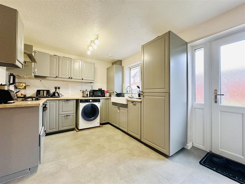 Property photo 3 of 15 Kitchen