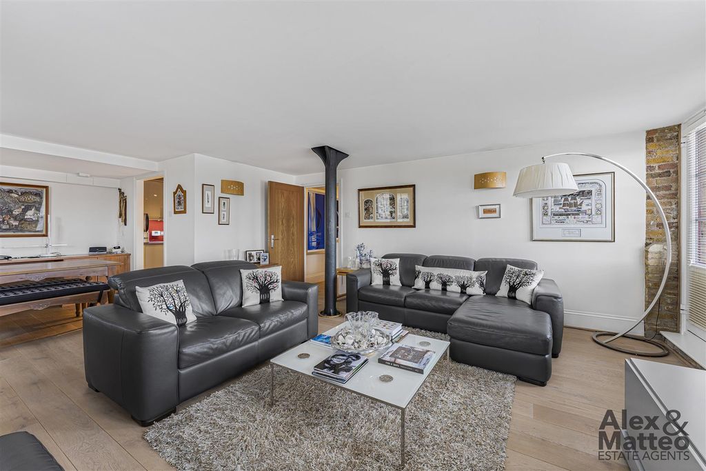Property photo 3 of 16 Globe Wharf